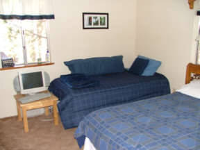 bedroom in Ranch cabin at bigbearcabin.com